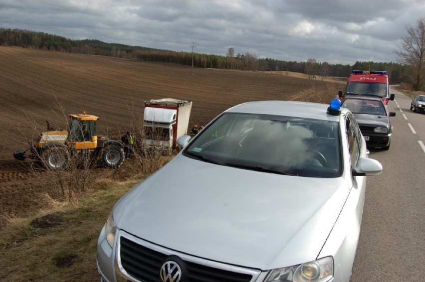 Silny wiatr zepchnął ciężarówkę do rowu tuż przed Czarną Dąbrówką. Kierowca trafił do szpitala