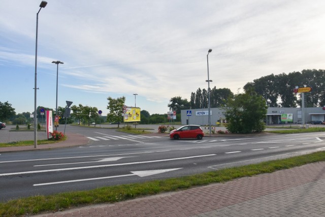 Przy ulicy Zamkowej w Szamotułach - na terenie między Bricomarche, a Biedronką powstanie stacja paliw. Zdjęcie wykonano o poranku, stąd też nie widać jeszcze na nim tłoku