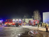 Pożar w Gdyni 21.11.2022. Ogień w Fabryce Farb Graficznych na ul. Chwaszczyńskiej. Na miejscu 16 zastępów
