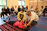 Uczniowie Niepublicznej Szkoły Podstawowej w Bełchatowie szkolą się z pierwszej pomocy ZDJĘCIA, VIDEO