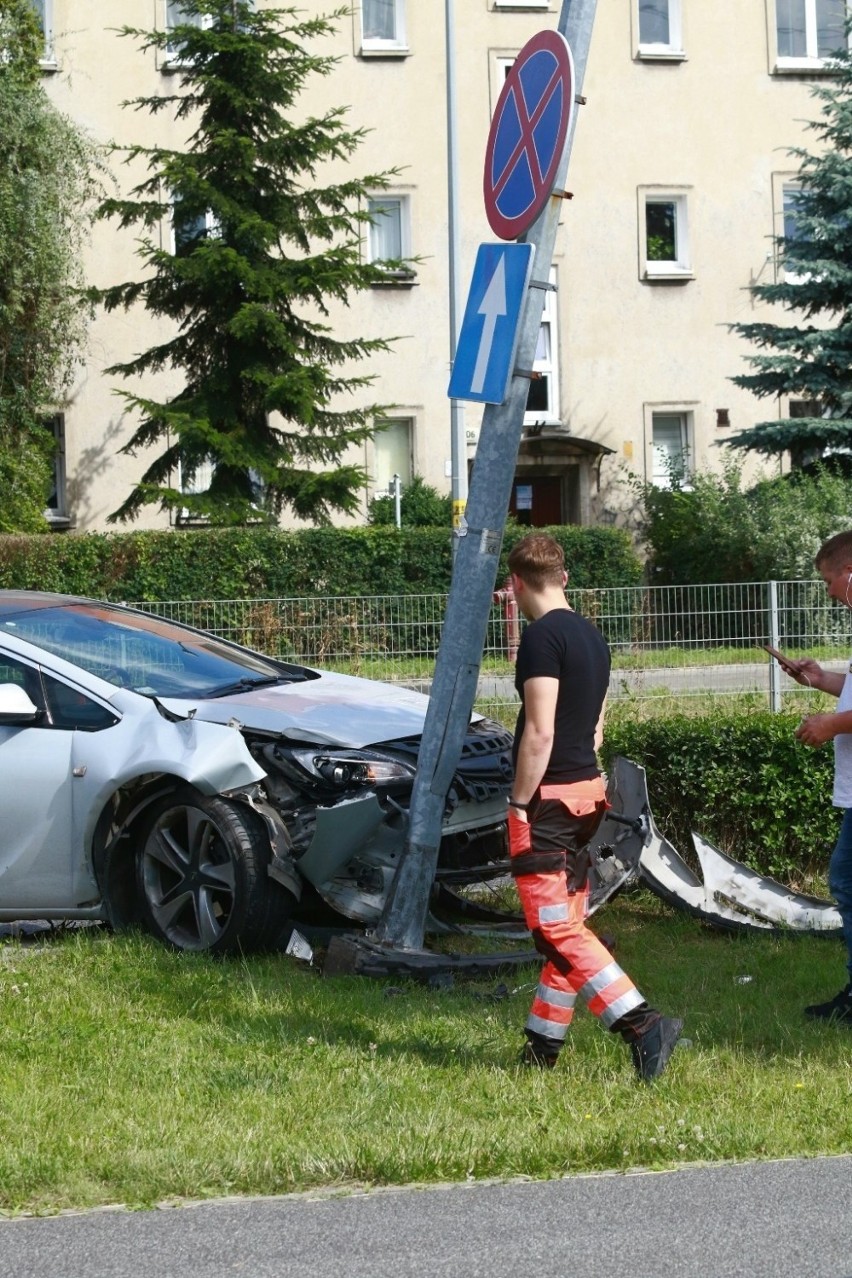 Kierowca karetki wyjeżdżającej ze szpitala nie ustąpił...