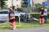 Wypadek na Borowskiej. Karetka nie ustąpiła pierwszeństwa, auto uderzyło w latarnię [ZDJĘCIA]