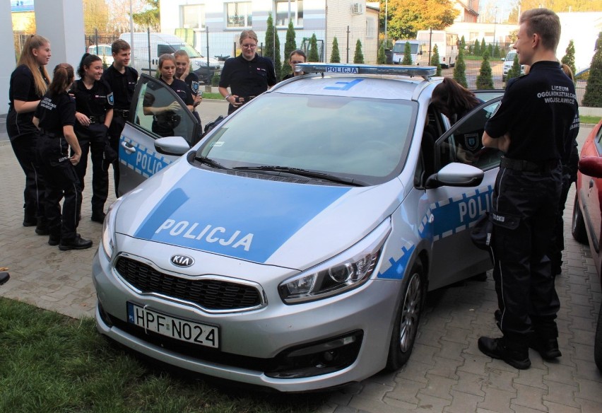 Uczniowie z Wojsławic w Komendzie Powiatowej Policji w...