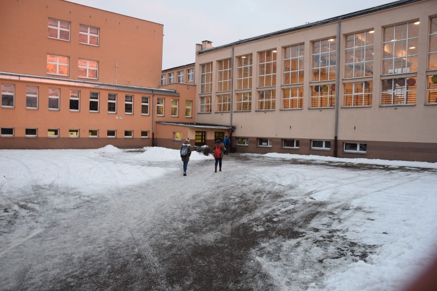 Koronawirus w szkole w Szczecinku. Tym razem w "szóstce" [zdjęcia]