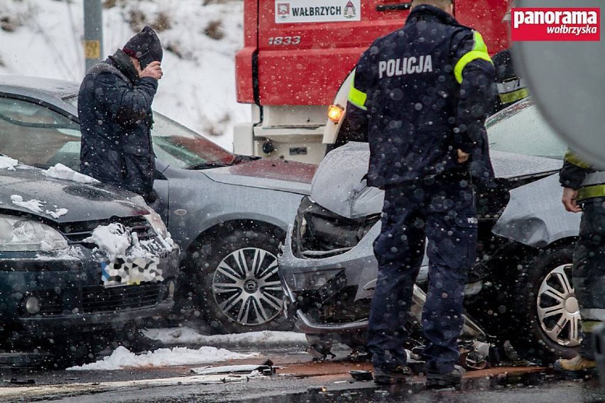 Wałbrzych: Fatalne warunki na drogach. Wypadek na skrzyżowaniu Moniuszki i Sikorskiego.