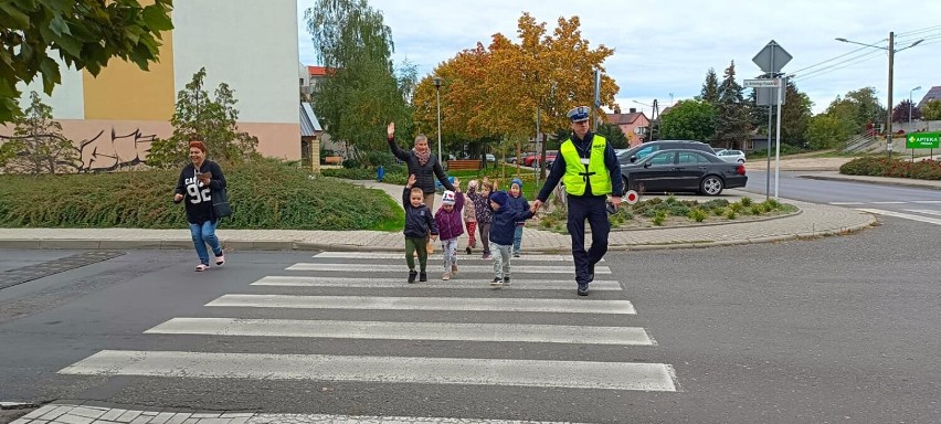 Policjanci przypominają przedszkolakom zasady bezpiecznego poruszania się po drodze