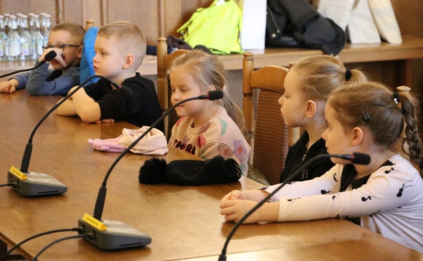 Dzieci z Przedszkola Kubusia Puchatka odwiedziły Urząd Miasta i Gminy Szamotuły. Obserwowały, słuchały i rozmawiały z burmistrzem 