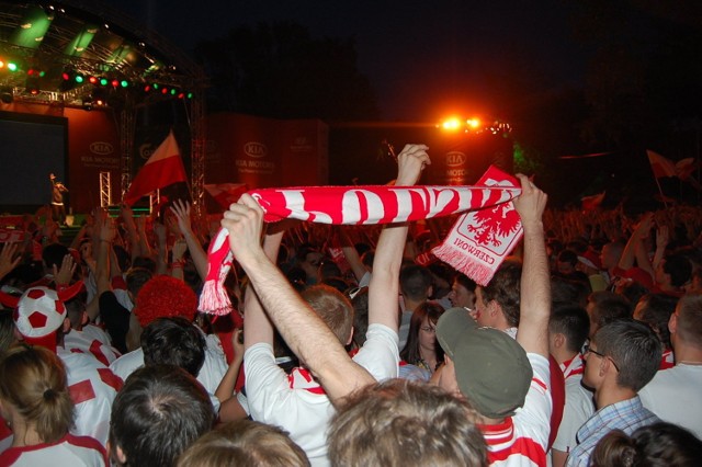 Kibice tłumnie zgromadzili się na Polach Mokotowskich w Warszawie.