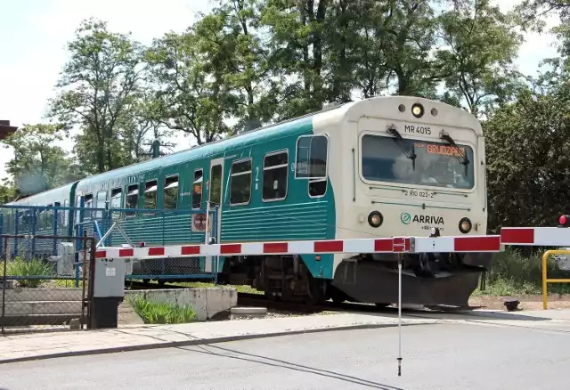 Aktualnie z dworca PKP w Grudziądzu pociągiem wygodnie, bo brz przesiadek do komunikacji zastępczej, pojechać można tylko do Bursztynowa i w stronę Torunia