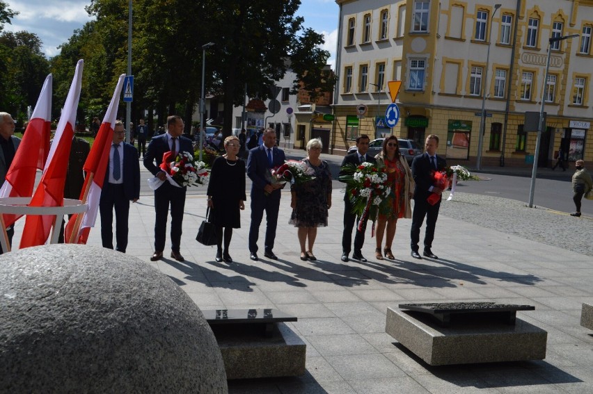 Pod Pomnikiem Żołnierza Polskiego złożono dziś (01.09.2021) kwiaty. W ten sposób upamiętniono 82. rocznicę wybuchu II Wojny Światowej [FOTO]