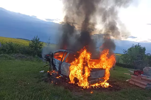 Do płonącego auta wezwani zostali strażacy z OSP Kołodzieje