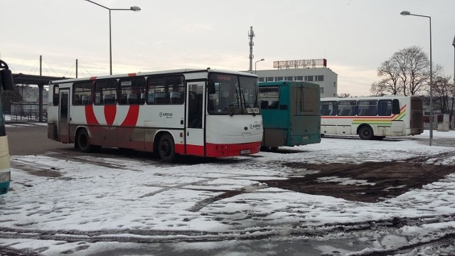 Na chełmińskim dworcu autobusowym od 1 lutego nie parkują już pojazdy grudziądzkiego PKS-u. Mieszkańcy dojeżdżający do Grudziądza muszą sobie radzić sami z dotarciem do tego miasta