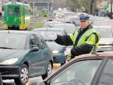 Na cmentarz najlepiej jechać tramwajem. Komunikacja na weekend