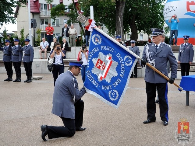 Policja w Nowym Dworze Mazowieckim - uroczystość nadania sztandaru