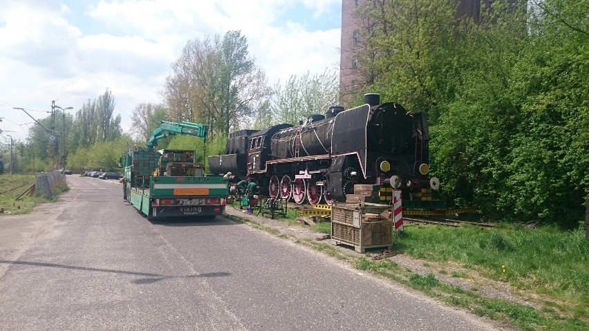 Transport zabytkowej lokomotywy w Łazach