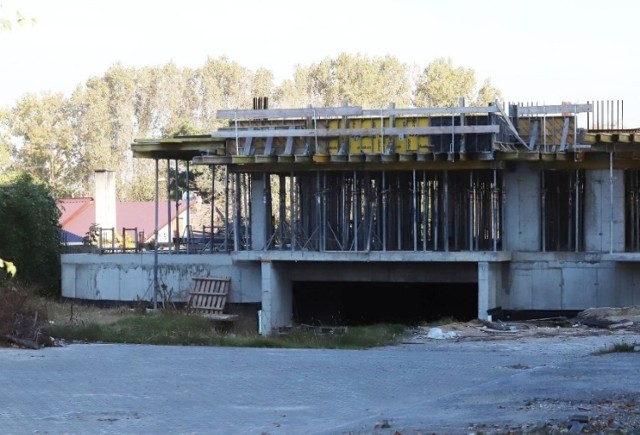 Budowa osiedla "Nowe Żakowice" przy ulicy Toruńskiej w Radomiu wciąż stoi. Na początku stycznia zdemontowany został żuraw.