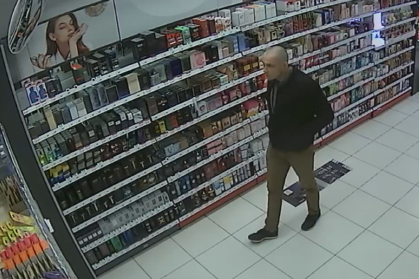 Ten mężczyzna jest podejrzany o kradzież w jednej z drogerii...