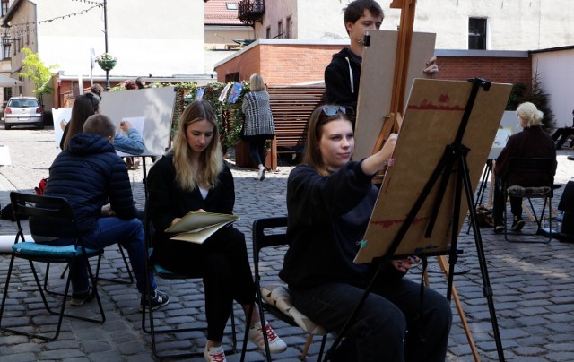 Rozstawione sztalugi oraz ekspozycja prac młodych twórców wspaniale wpisała się w scenerię grudziądzkiego Starego  Miasta włącznie z ulicą Spichrzową.
