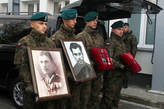 Szczątki Jara i Eama uroczyście wyprowadzone z Zakładu Medycyny Sądowej w Lublinie