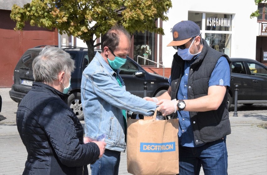 W centrum Inowrocławia wolontariusze rozdawali maseczki...