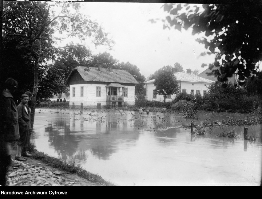 Domy na Błoniu zalane wodą w 1927 r.