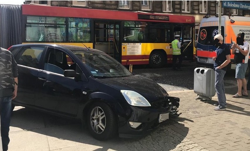 Wrocław. Uwaga kierowcy i pasażerowie. Wypadek na ul. Chrobrego. Autobus MPK zderzył się z osobówką