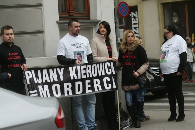Protest przed sądem w Legnicy