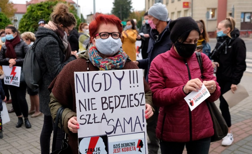 Strajk kobiet również w Debrznie. - Nie godzimy się na to co robi Kaczyński i rząd – mówią i krzyczą: Kobieta myśli, czuje, decyduje