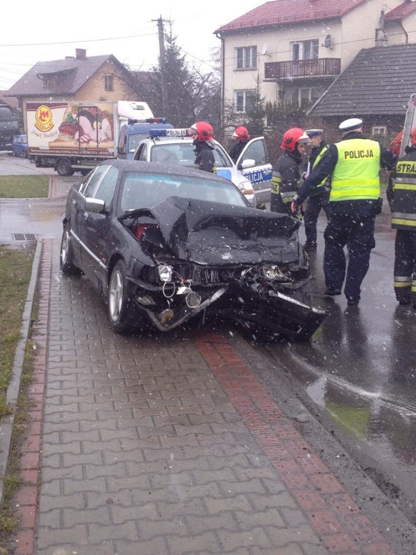 Wypadek w Gilowicach. Zderzenie dostawczaka z bmw [ZDJĘCIA]