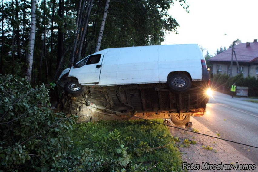 Wypadek w Bystrej: samochód dostawczy potrącił sarnę i sam...