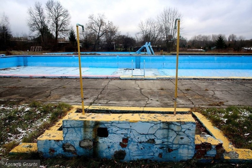 Stary basen w Parku Grabek ma się zamienić w kilka miesięcy...