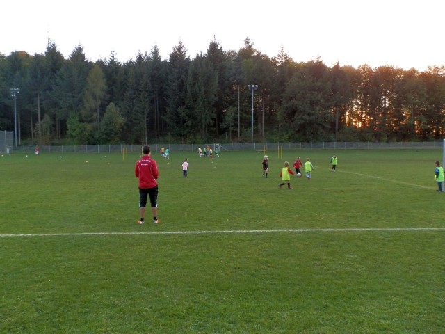 Ważne aby dzieci już od najmłodszych lat złapały futbolowego bakcyla. Wiedzą o tym osoby odpowiedzialne za rozw&oacute;j piłki nożnej w rejonie i uświadamiają to rodzicom. Fot. Halina Kr&uuml;sch Czopowik