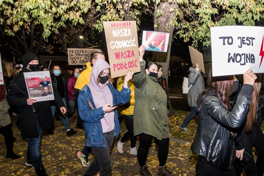 Protest kobiet w Rawie Mazowieckiej. Tłum rośnie w siłę [ZDJĘCIA]