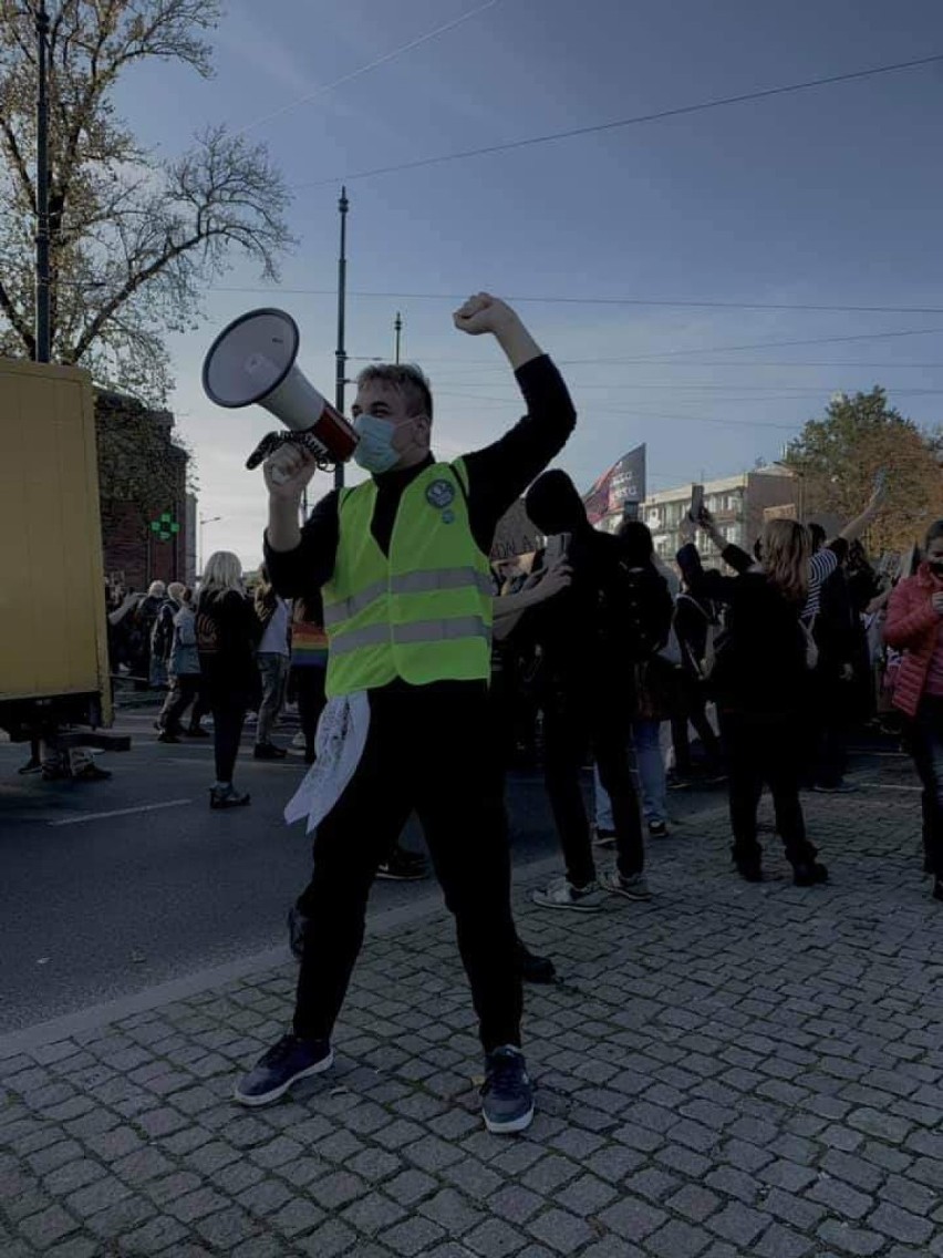 Protest kobiet. Mieszkańcy Wielunia dołączyli do strajkujących w Warszawie i Łodzi ZDJĘCIA, FILM