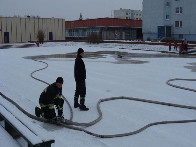 Strażacy podczas wylewania wody