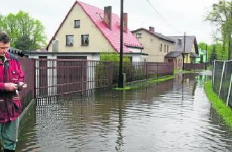 Podtopiło wiele domów w Rudach.