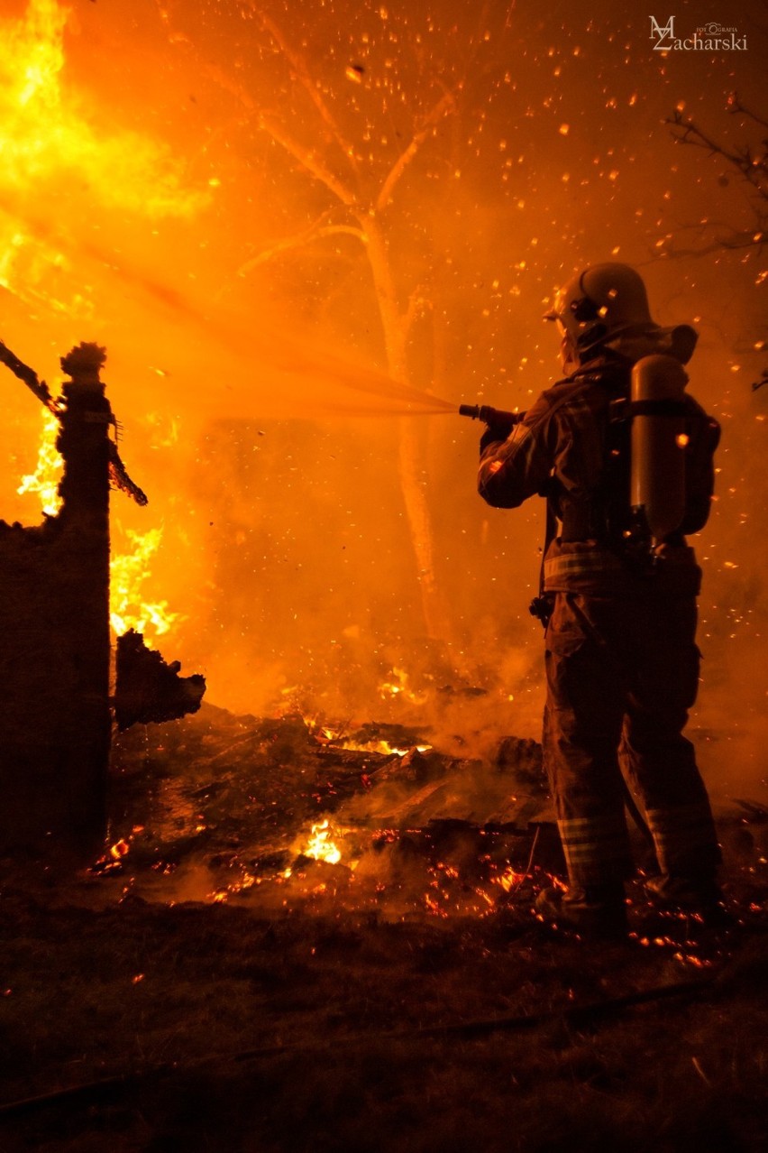 Nocny pożar w Mostach. Interweniowali strażacy z Goleniowa i okolic