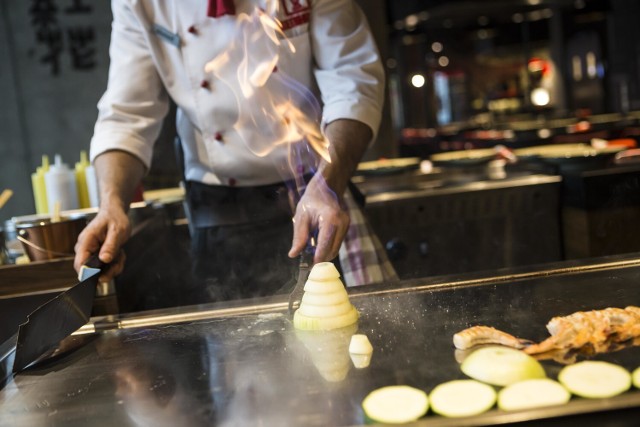 Sieć japońskich restauracji typu teppanyaki, gdzie dania przygotowane są na rozgrzanej blasze. Marka powstała w Stanach Zjednoczonych i obecnie ma swoją siedzibę na Florydzie, ale jej oferta opiera się na tradycyjnej kuchni japońskiej. W 2015 roku lokal tej globalnej marki pojawił się w Warszawie, przy ulicy Twardej. Niestety nie przetrwał on próby czasu.