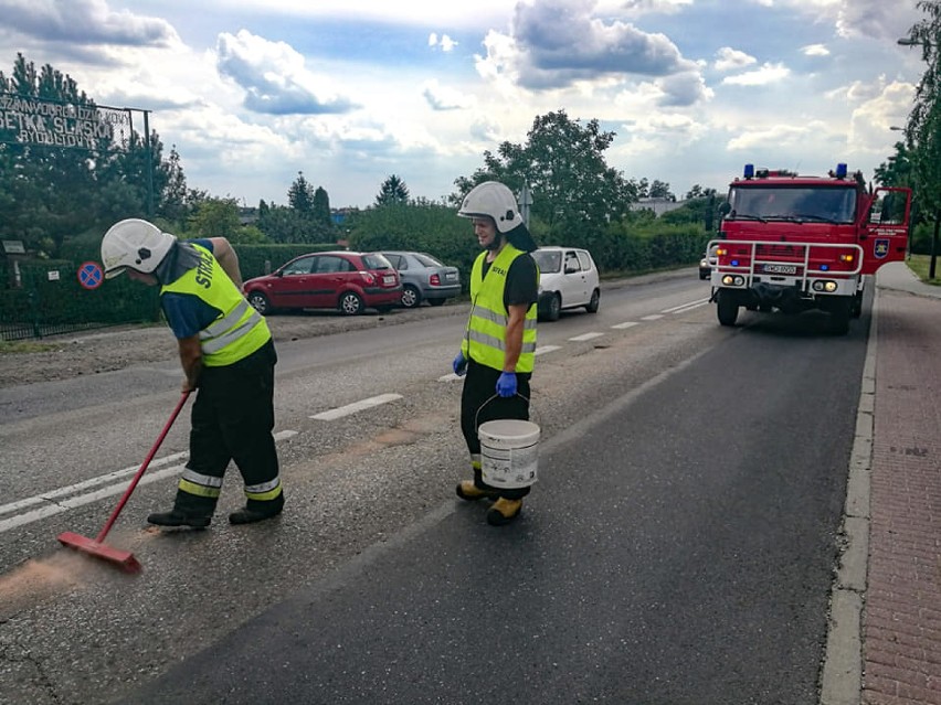 Strażacy usuwali długą plamę oleju w Rydułtowach