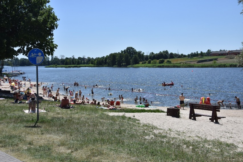 Plaża Miejska w Śremie. Słoneczna pogoda sprzyja wypoczynkowi nad wodą. Ratownicy WOPR przypominają o podstawowych zasadach bezpieczeństwa