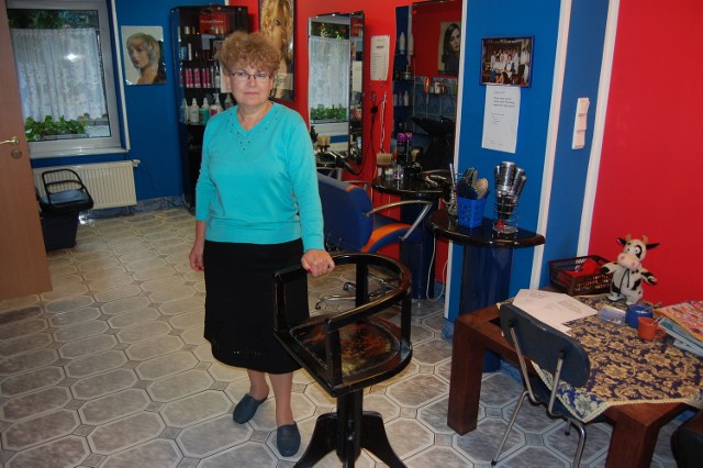 Krystyna Szymczak - właścicielka zakładu fryzjerskiego z Bytowa prezentuje krzesło, którego używał jeszcze Antonii Laska