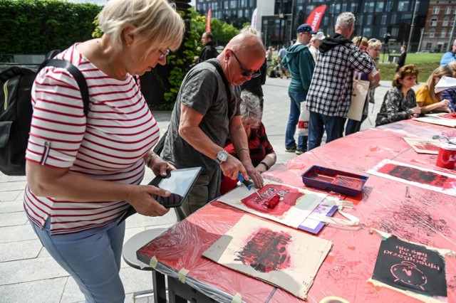 Gdańszczanie świętują 30 rocznice wolnych wyborów, tłumnie odwiedzając ECS , plac Solidarności, okrągły stół i Strefę Społeczną.