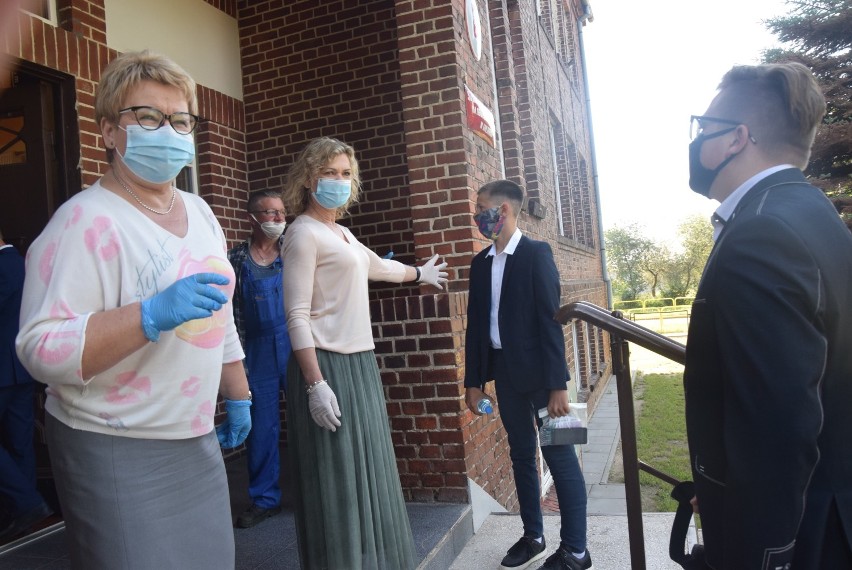 Malbork. Egzamin ósmoklasisty 2020 w czasie epidemii [ZDJĘCIA]. Młodzież z SP 2 przed testem z matematyki