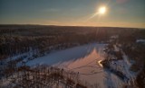 Jezioro Cegielnia w Zielonej Górze zimową porą. Magia w czystej postaci na zdjęciach Adama Hreszczyka
