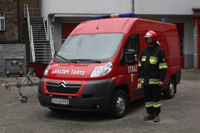 Straż pożarna w Chorzowie otrzymała nowy samochód oraz łódź od firmy Arcelor Mittal Poland.