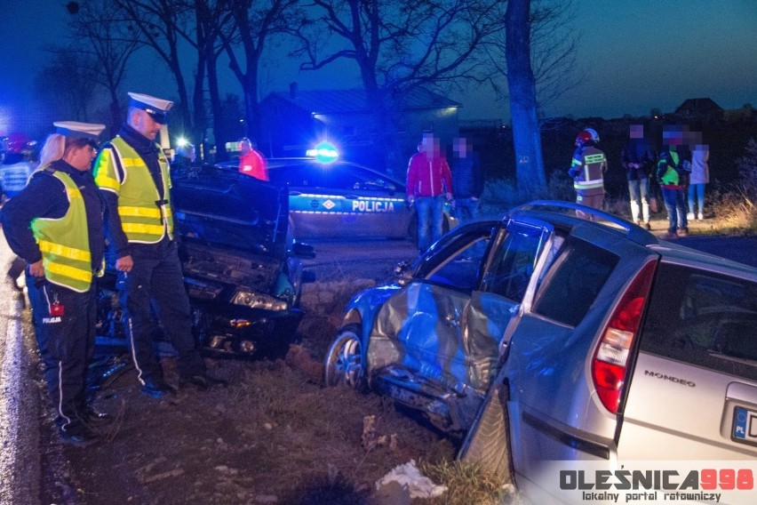 Wypadek pod Oleśnicą. Dwie osoby ranne, jedna w ciężkim stanie [ZDJĘCIA]