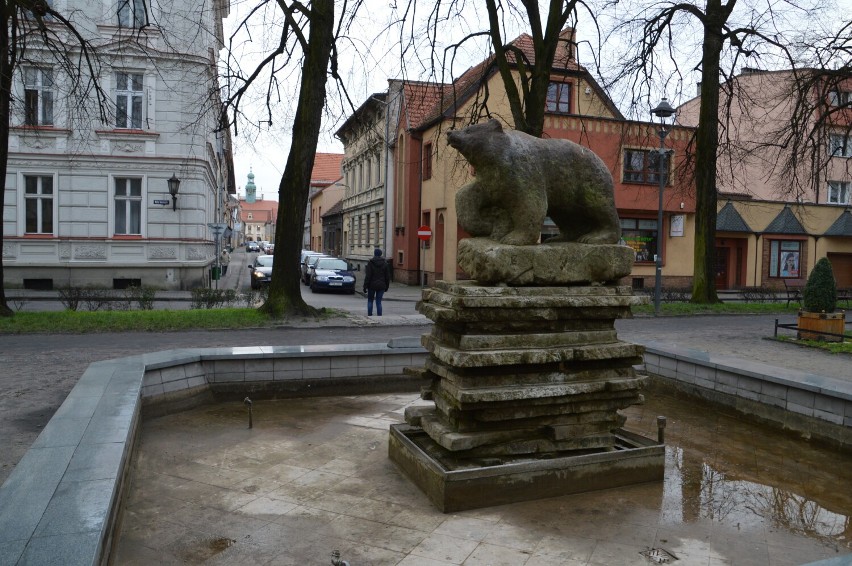 Archiwalny wygląd fontanny z niedźwiedziem na plantach w Rawiczu