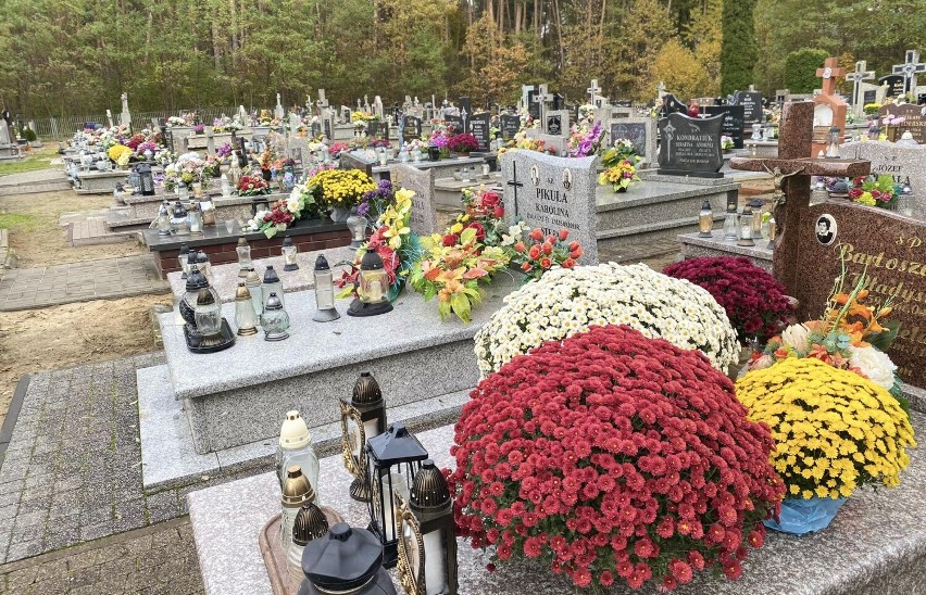 Na cmentarzu parafialnym w Syczynie nowoczesne nagrobki...