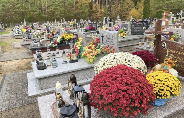 Na cmentarzu parafialnym w Syczynie nowoczesne nagrobki przeplatają się ze starymi około 100-letnimi oraz mogiłami ziemnymi.