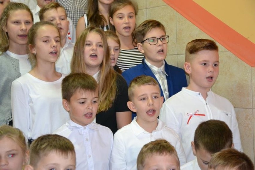 KOBYLIN: Uczniowie i przedszkolaki zaśpiewały pełną wersję hymnu państwowego [ZDJĘCIA]